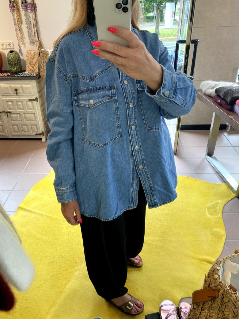 Das oversized Jeanshemd in klassischem Denim Blau verbindet lässigen Stil mit vielseitigem Tragekomfort - Must-Have für Komfort und trendigen Denim-Look!