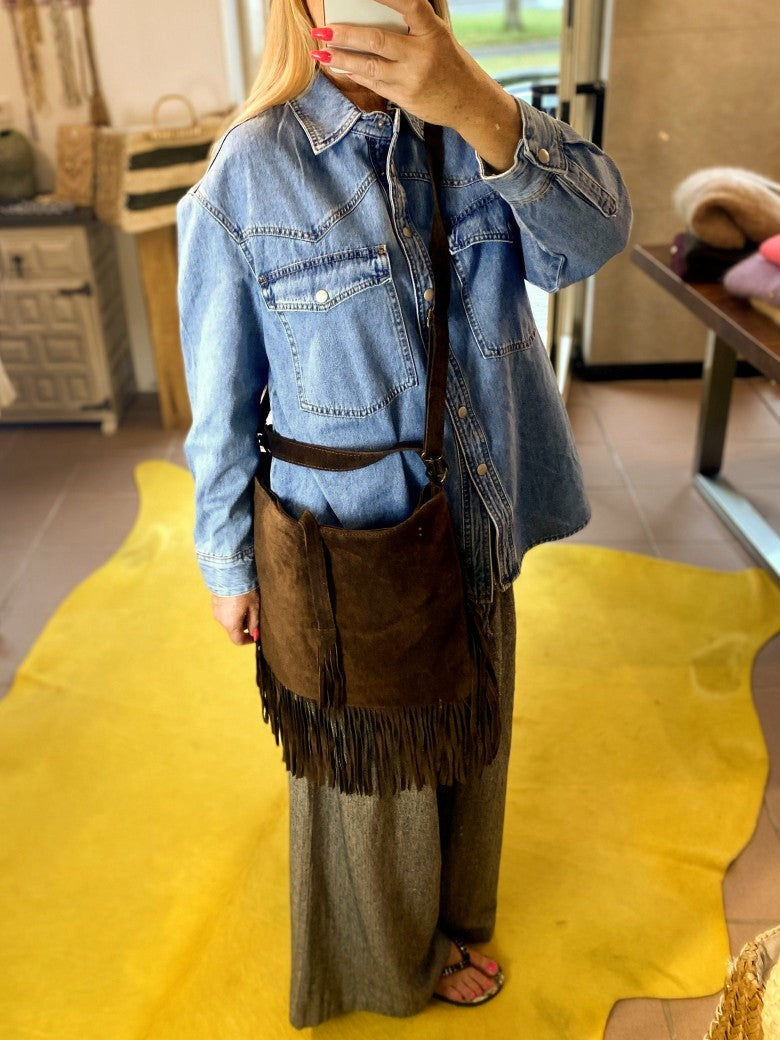 Das oversized Jeanshemd in klassischem Denim Blau verbindet lässigen Stil mit vielseitigem Tragekomfort - Must-Have für Komfort und trendigen Denim-Look!