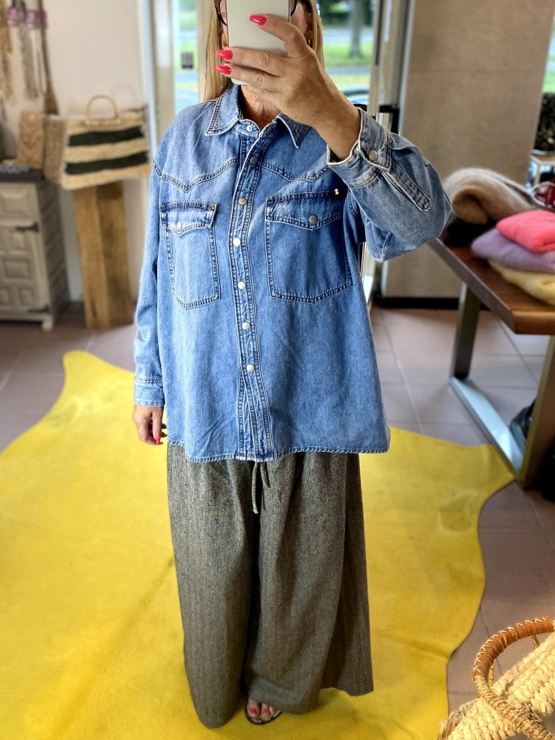 Das oversized Jeanshemd in klassischem Denim Blau verbindet lässigen Stil mit vielseitigem Tragekomfort - Must-Have für Komfort und trendigen Denim-Look!