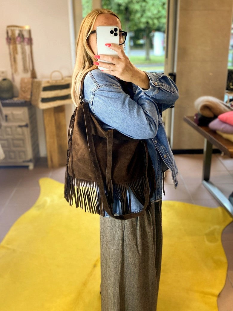 Das oversized Jeanshemd in klassischem Denim Blau verbindet lässigen Stil mit vielseitigem Tragekomfort - Must-Have für Komfort und trendigen Denim-Look!