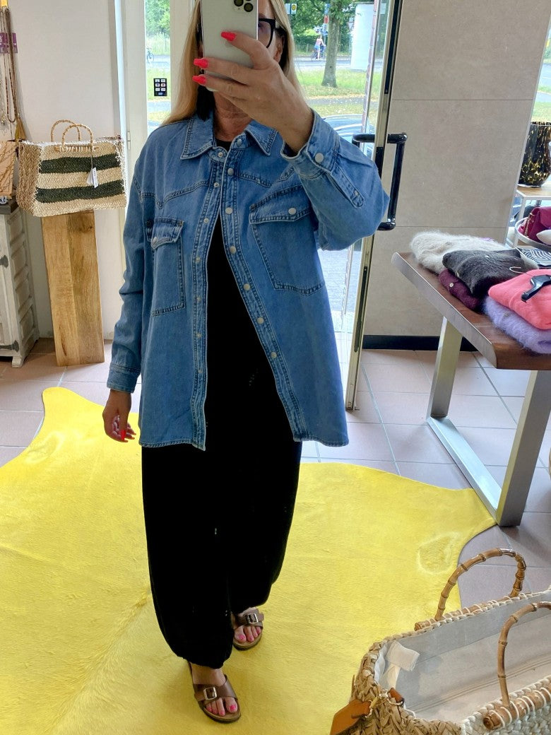 Das oversized Jeanshemd in klassischem Denim Blau verbindet lässigen Stil mit vielseitigem Tragekomfort - Must-Have für Komfort und trendigen Denim-Look!