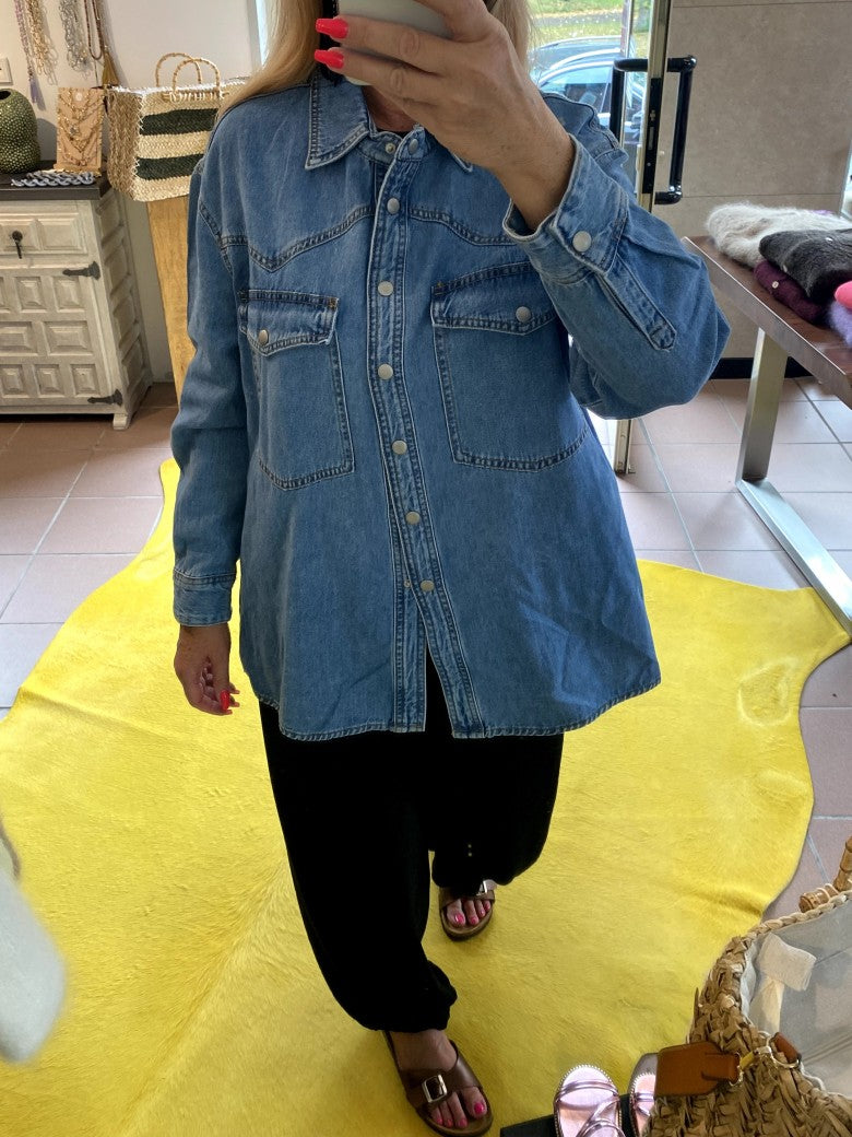 Das oversized Jeanshemd in klassischem Denim Blau verbindet lässigen Stil mit vielseitigem Tragekomfort - Must-Have für Komfort und trendigen Denim-Look!