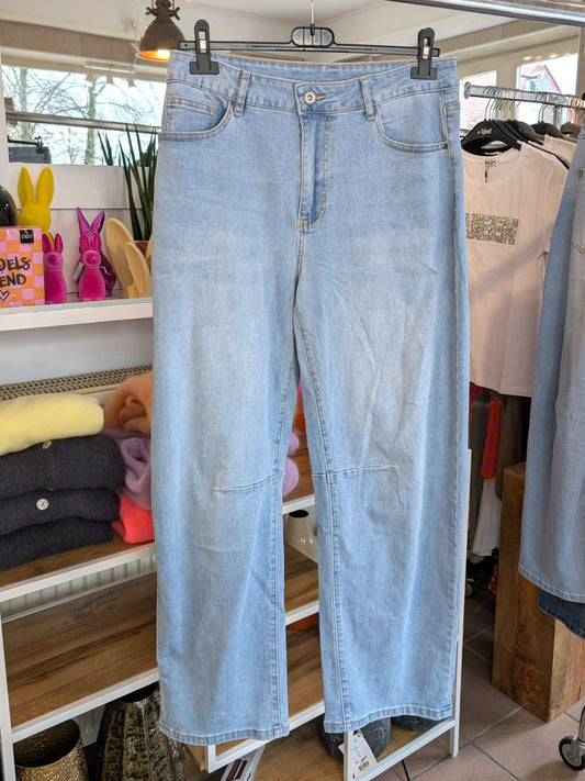 Lässige Stretch Jeanshose im angesagten Barrel-Ballon-Schnitt mit breitem Bein in heller Waschung. Perfekt kombinierbar mit Sneakern, Boots oder Sandalen!