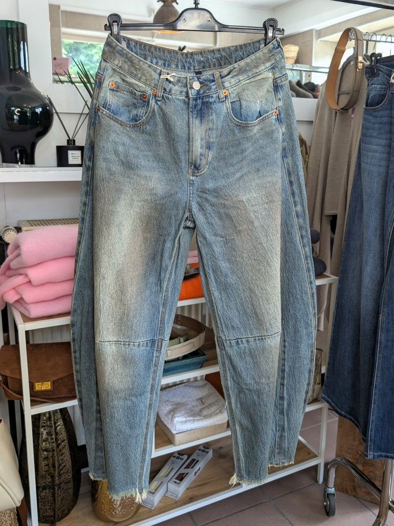 Lässige Jeans im angesagten Barrel-Balloon-Schnitt, weites Bein und Used-Look-Details. Optimalen Tragekomfort und Bewegungsfreiheit durch elastisches Bündchen