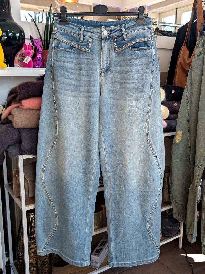 Lässige Jeanshose im angesagten Wide-Leg-Balloon-Schnitt mit geradem Bein in heller Waschung und elastischem Bund - Nietendetails für individuellen Look!