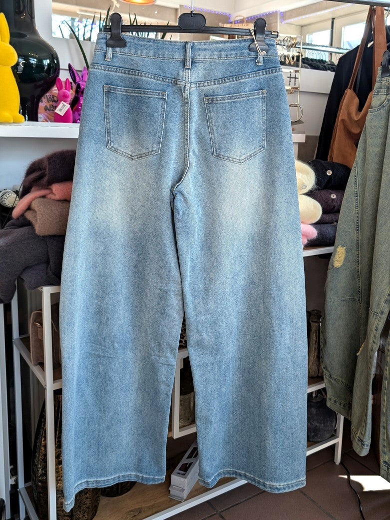 Lässige Jeanshose im angesagten Wide-Leg-Balloon-Schnitt mit geradem Bein in heller Waschung und elastischem Bund - Nietendetails für individuellen Look!