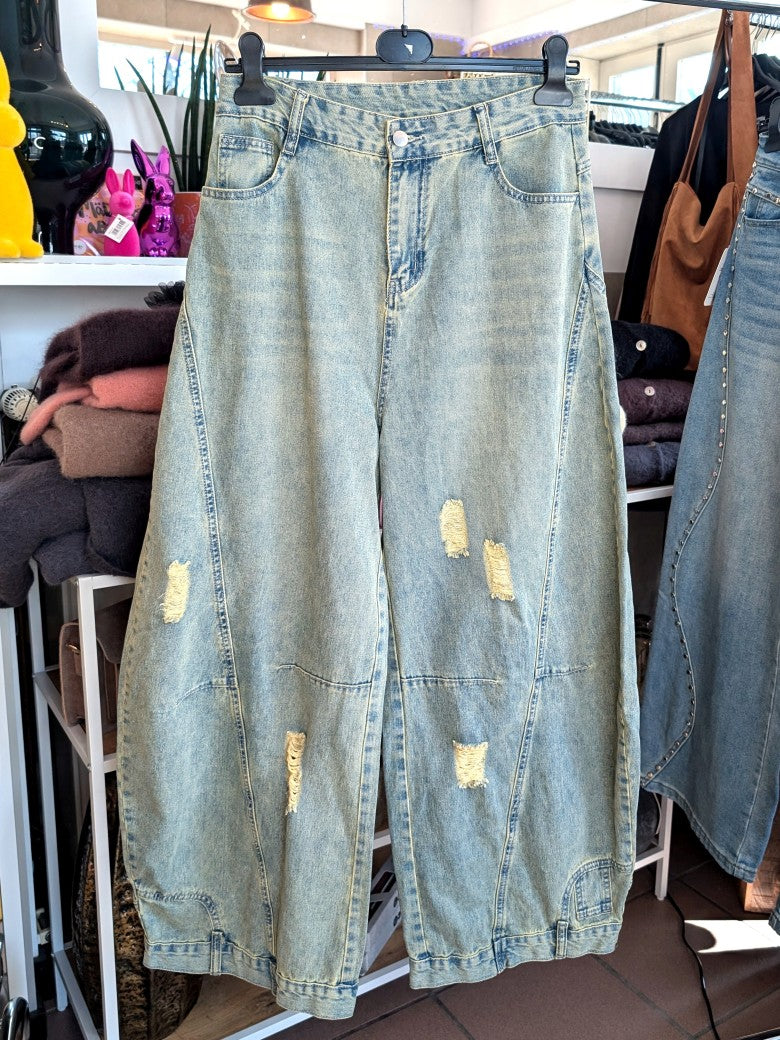 Lässige Jeanshose im angesagten Barrel-Schnitt mit breitem Bein in heller Waschung und elastischem Bund - ausgefallene Patch-Details für individuellen Look!