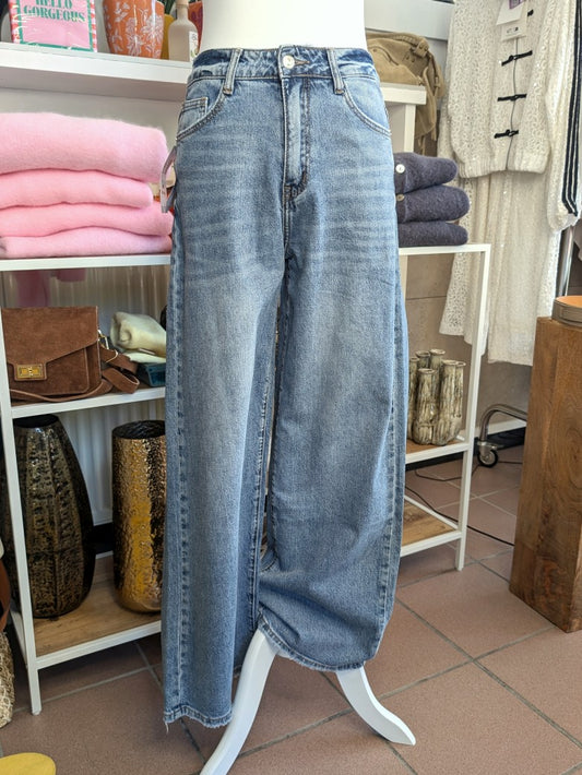Klassische Premium-Denim Wide-Leg-Jeans in zeitlosem Blau, gerader Schnitt und elastischer Bund. Perfekt kombinierbar zu verschiedenen Styles casual bis elegant!