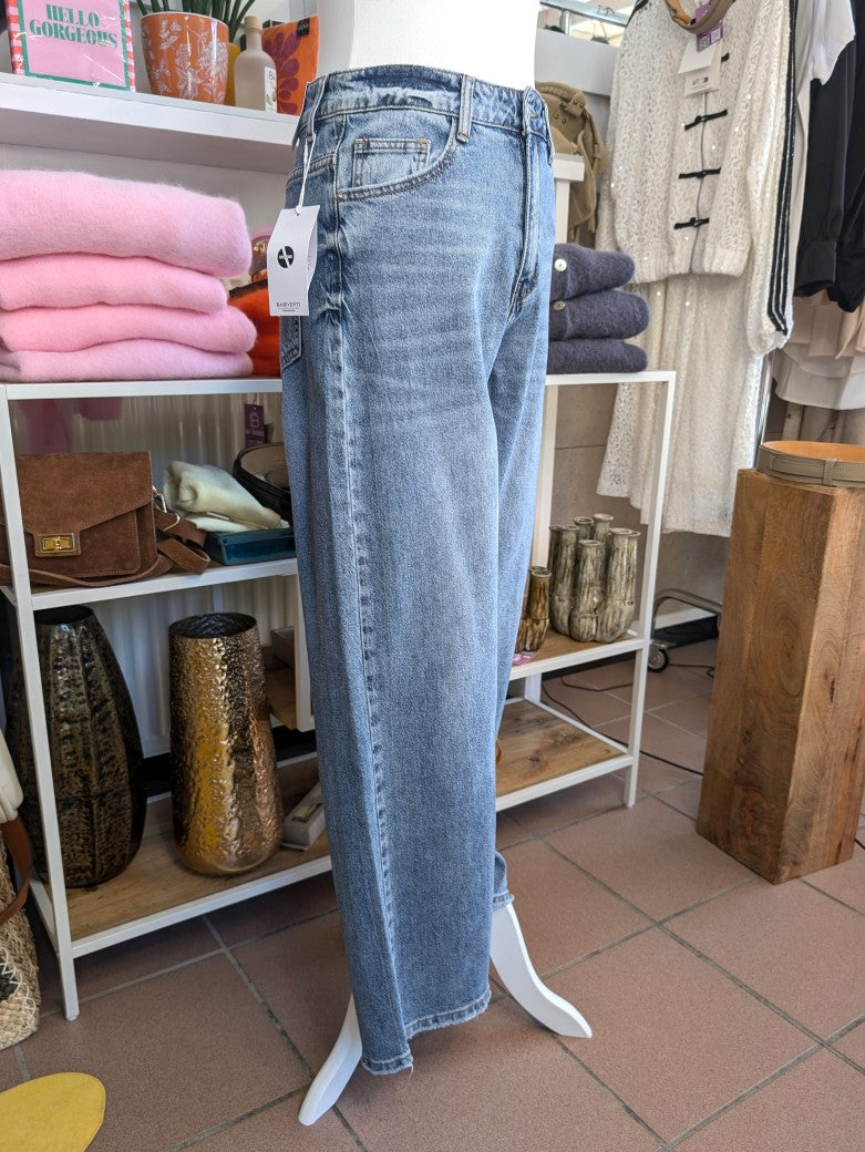 Klassische Premium-Denim Wide-Leg-Jeans in zeitlosem Blau, gerader Schnitt und elastischer Bund. Perfekt kombinierbar zu verschiedenen Styles casual bis elegant!