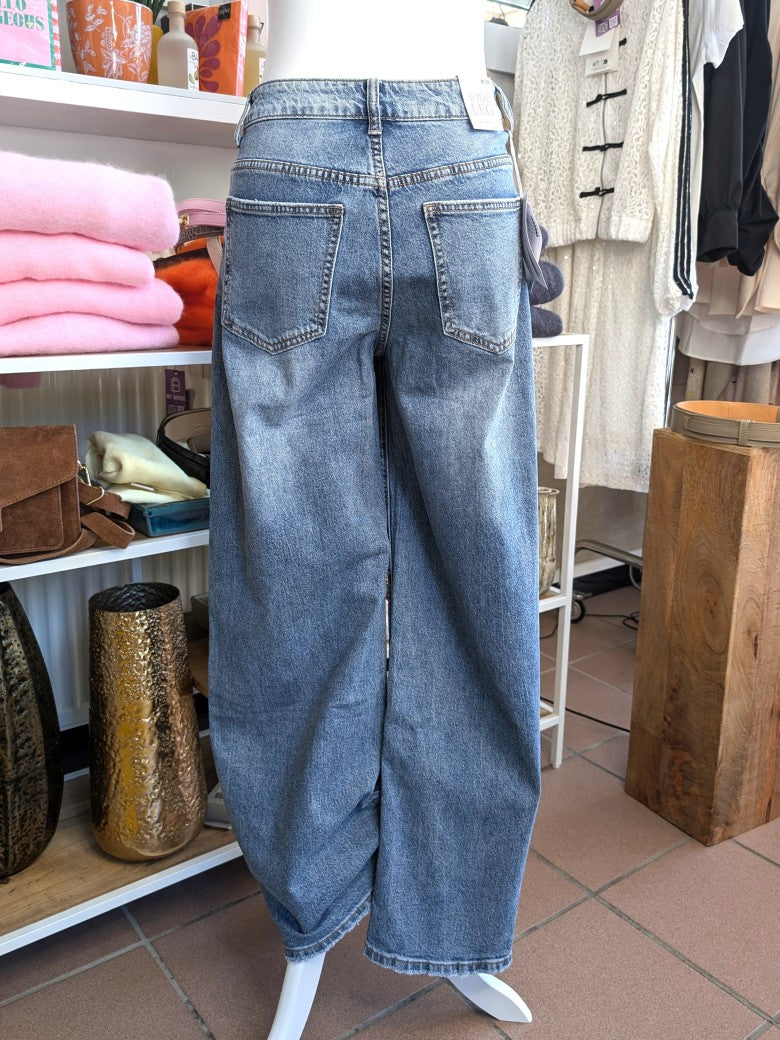 Klassische Premium-Denim Wide-Leg-Jeans in zeitlosem Blau, gerader Schnitt und elastischer Bund. Perfekt kombinierbar zu verschiedenen Styles casual bis elegant!
