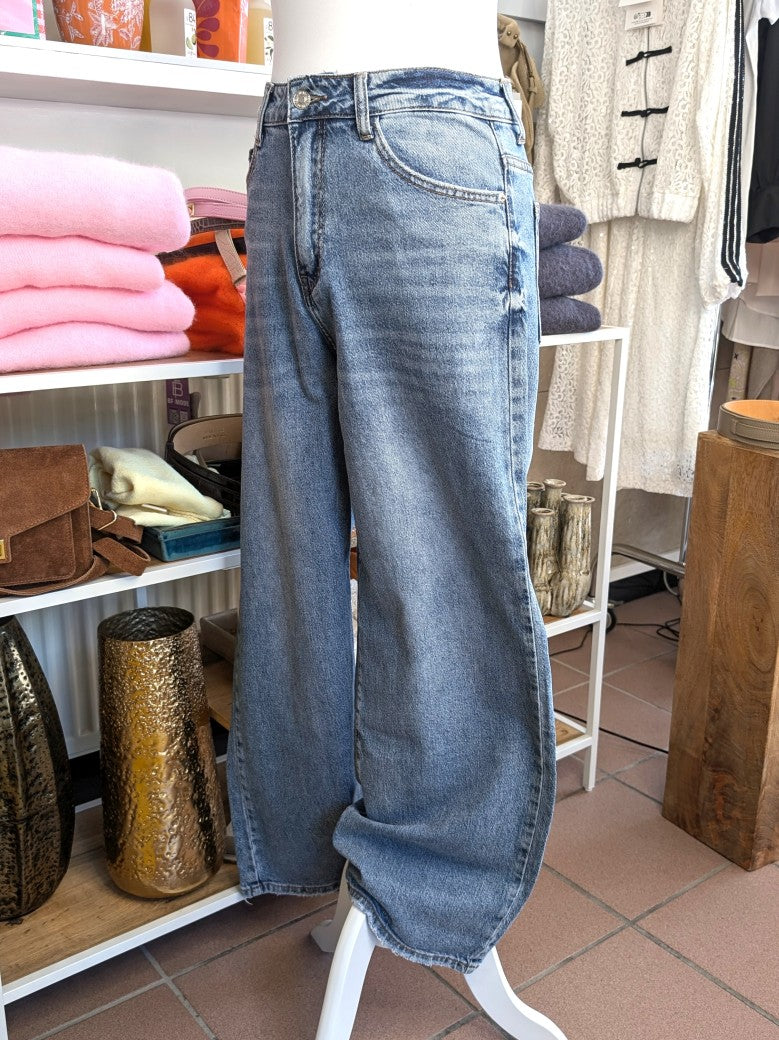 Klassische Premium-Denim Wide-Leg-Jeans in zeitlosem Blau, gerader Schnitt und elastischer Bund. Perfekt kombinierbar zu verschiedenen Styles casual bis elegant!