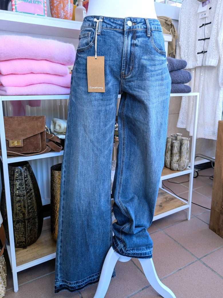 Klassische Premium-Denim Wide-Leg-Jeans in zeitlosem Blau, gerader Schnitt und elastischer Bund. Perfekt kombinierbar zu verschiedenen Styles casual bis elegant!