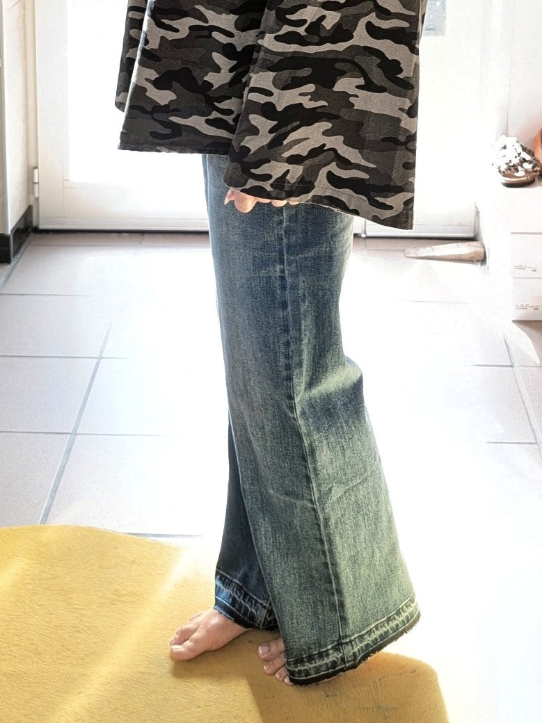 Klassische Premium-Denim Wide-Leg-Jeans in zeitlosem Blau, gerader Schnitt und elastischer Bund. Perfekt kombinierbar zu verschiedenen Styles casual bis elegant!