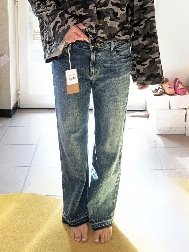 Klassische Premium-Denim Wide-Leg-Jeans in zeitlosem Blau, gerader Schnitt und elastischer Bund. Perfekt kombinierbar zu verschiedenen Styles casual bis elegant!