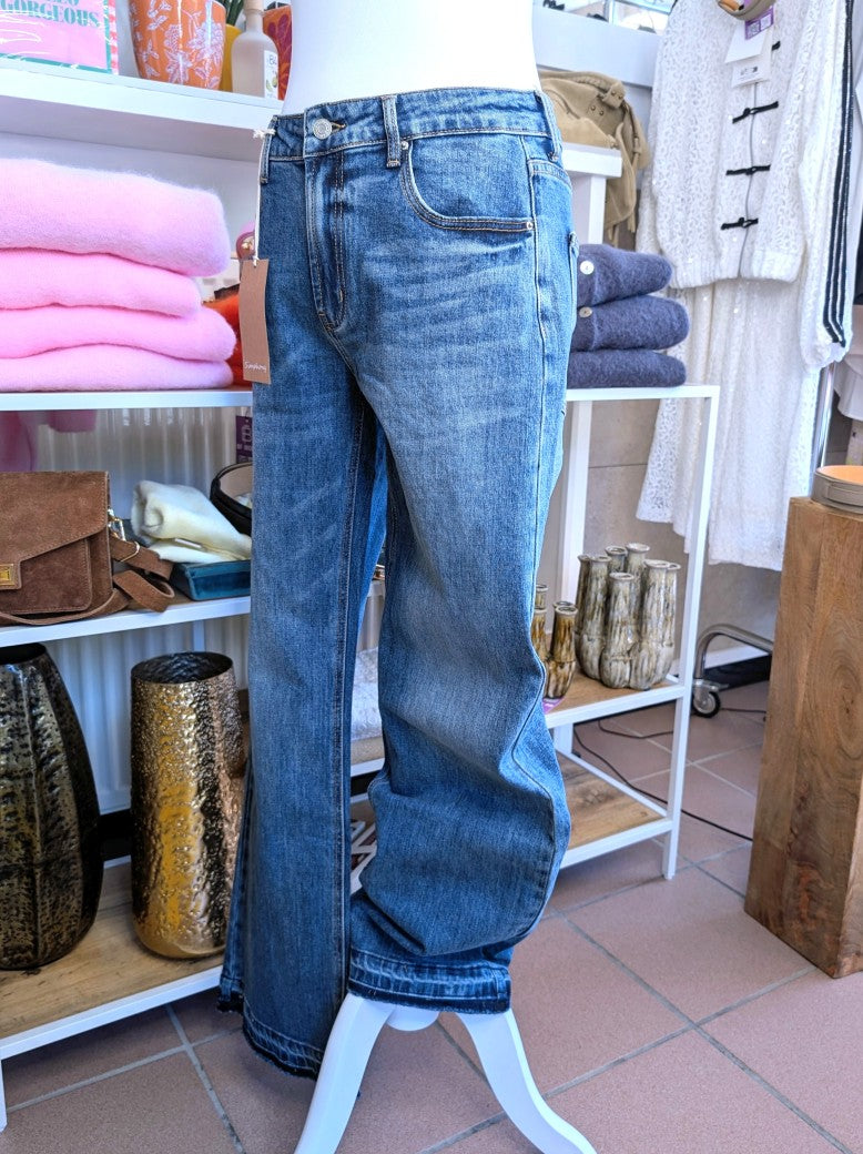 Klassische Premium-Denim Wide-Leg-Jeans in zeitlosem Blau, gerader Schnitt und elastischer Bund. Perfekt kombinierbar zu verschiedenen Styles casual bis elegant!