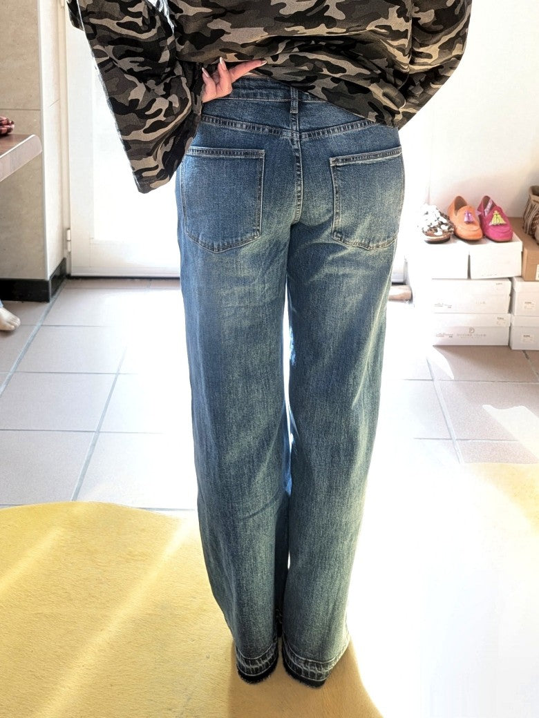 Klassische Premium-Denim Wide-Leg-Jeans in zeitlosem Blau, gerader Schnitt und elastischer Bund. Perfekt kombinierbar zu verschiedenen Styles casual bis elegant!