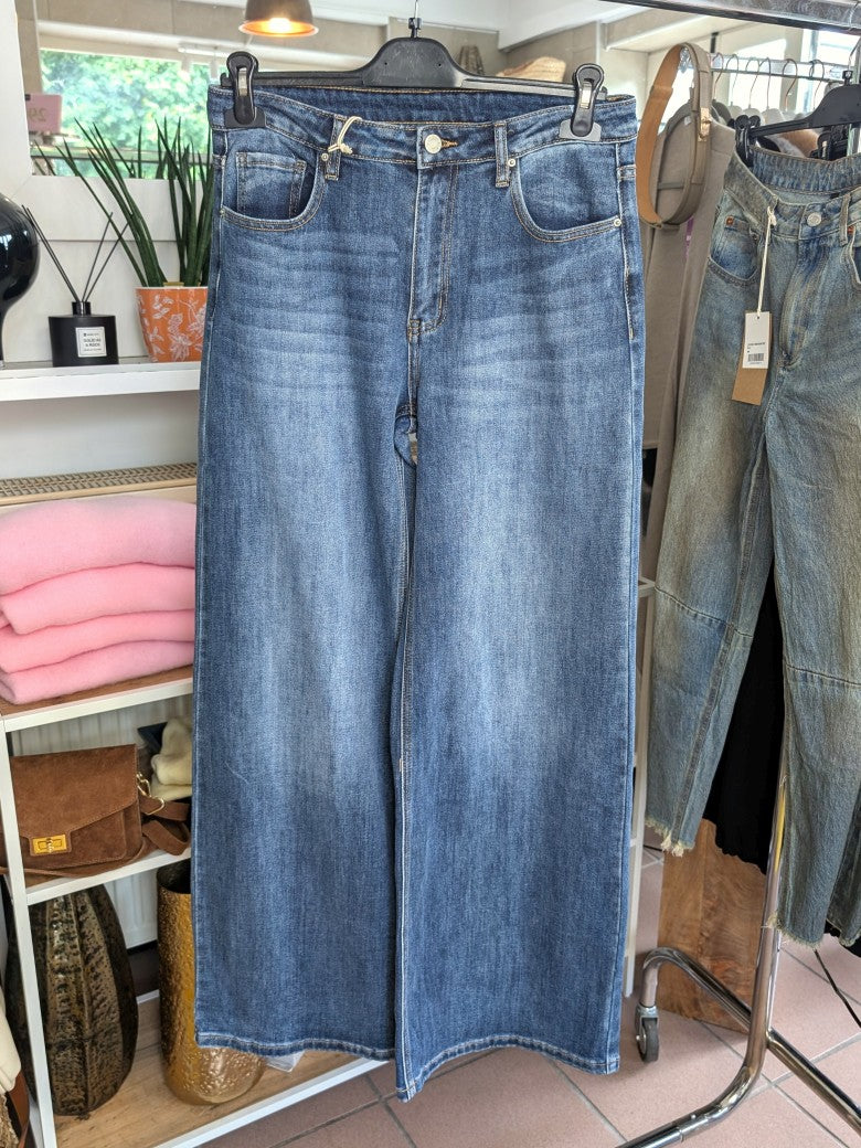 Klassische Premium-Denim Wide-Leg-Jeans in zeitlosem Blau, gerader Schnitt und elastischer Bund. Perfekt kombinierbar zu verschiedenen Styles casual bis elegant!
