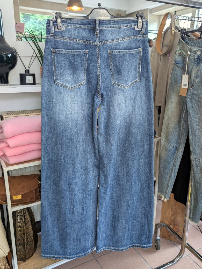 Klassische Premium-Denim Wide-Leg-Jeans in zeitlosem Blau, gerader Schnitt und elastischer Bund. Perfekt kombinierbar zu verschiedenen Styles casual bis elegant!