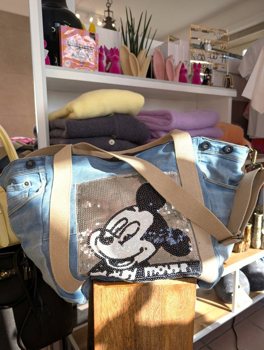 XL Mickey Mouse Jeanstasche mit  Jeans Patches, Knöpfen, Hosentaschen – das perfekte Accessoire für Strand und Alltag. Statement-Piece mit Nostalgie Charakter.