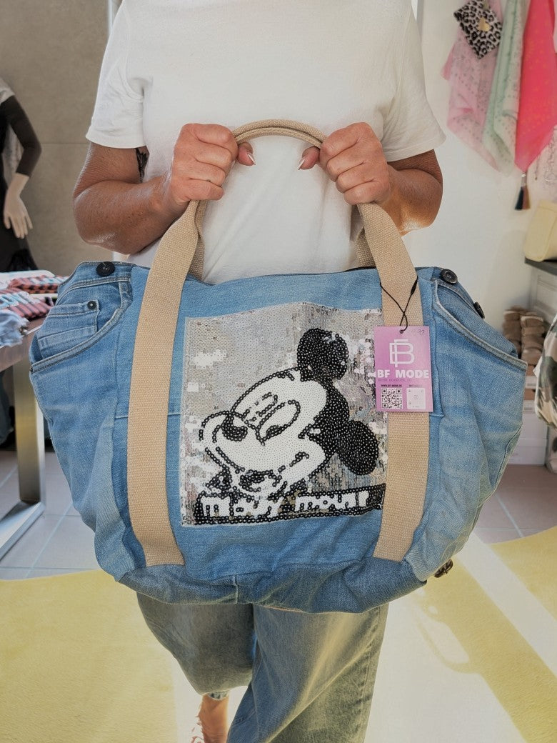 XL Mickey Mouse Jeanstasche mit  Jeans Patches, Knöpfen, Hosentaschen – das perfekte Accessoire für Strand und Alltag. Statement-Piece mit Nostalgie Charakter.