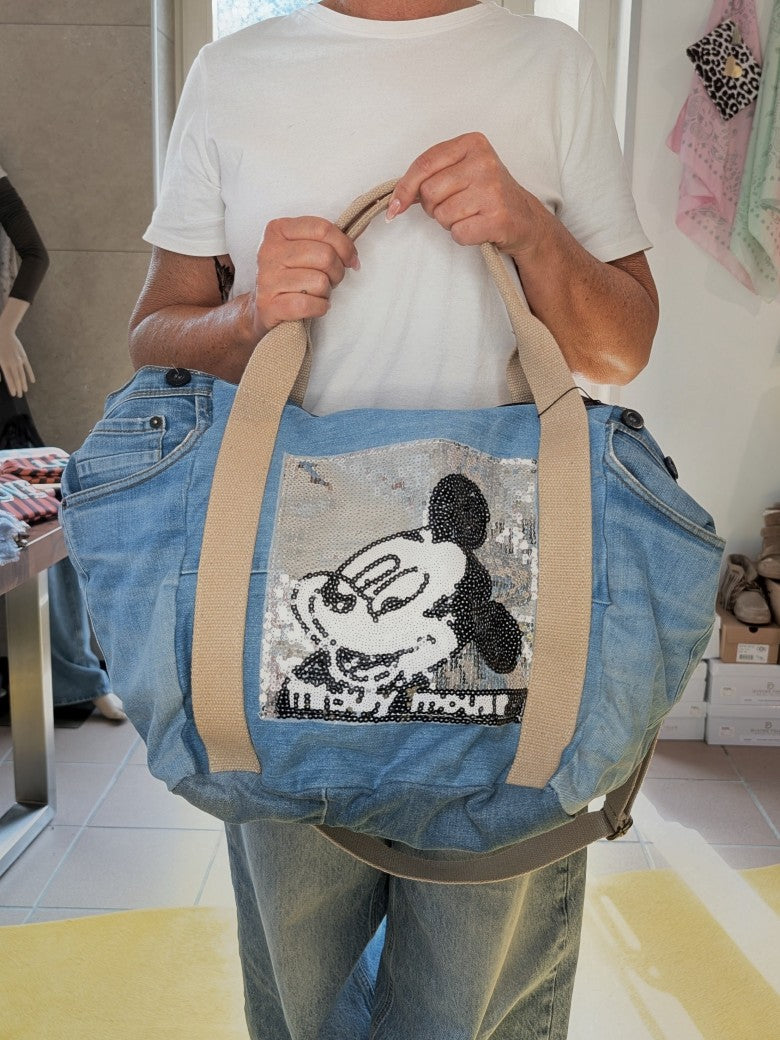 XL Mickey Mouse Jeanstasche mit  Jeans Patches, Knöpfen, Hosentaschen – das perfekte Accessoire für Strand und Alltag. Statement-Piece mit Nostalgie Charakter.