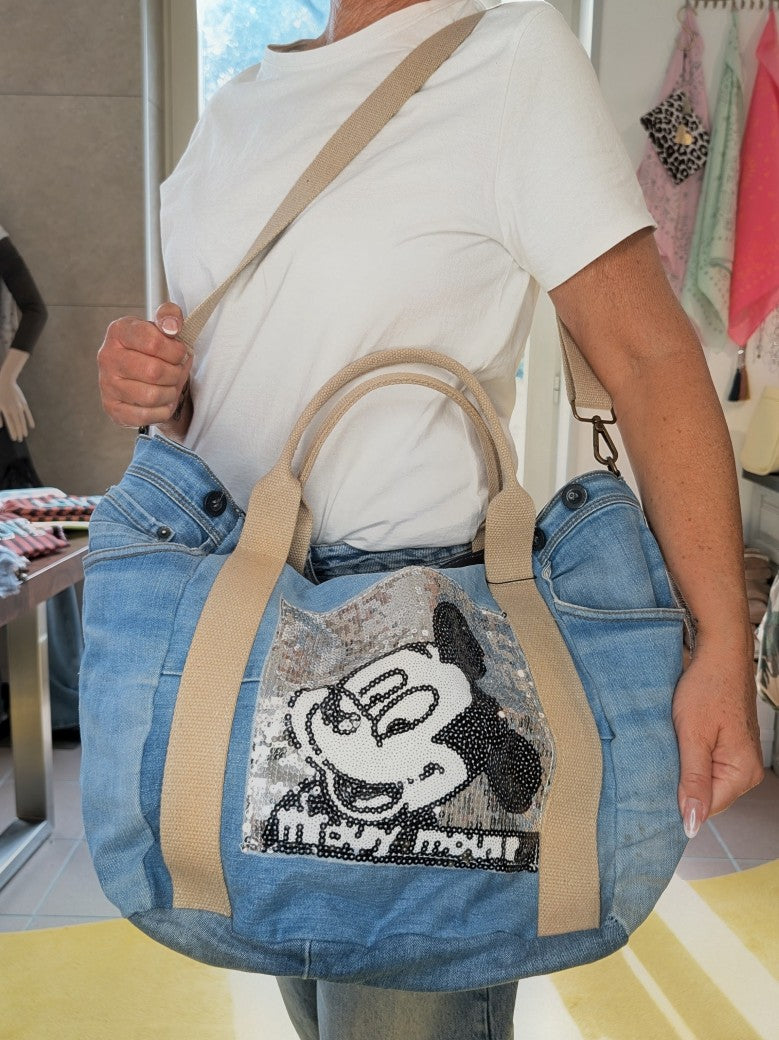 XL Mickey Mouse Jeanstasche mit  Jeans Patches, Knöpfen, Hosentaschen – das perfekte Accessoire für Strand und Alltag. Statement-Piece mit Nostalgie Charakter.