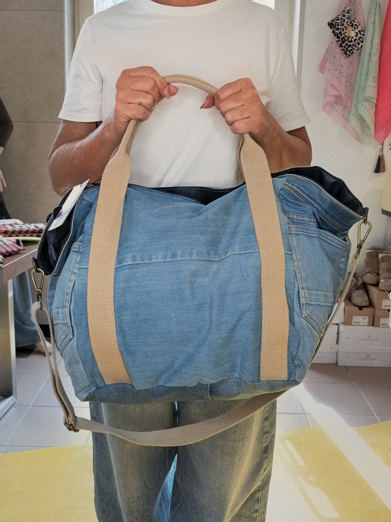 XL Mickey Mouse Jeanstasche mit  Jeans Patches, Knöpfen, Hosentaschen – das perfekte Accessoire für Strand und Alltag. Statement-Piece mit Nostalgie Charakter.