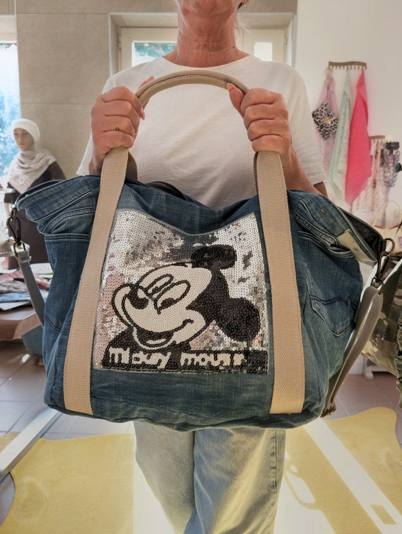 XL Mickey Mouse Jeanstasche mit  Jeans Patches, Knöpfen, Hosentaschen – das perfekte Accessoire für Strand und Alltag. Statement-Piece mit Nostalgie Charakter.