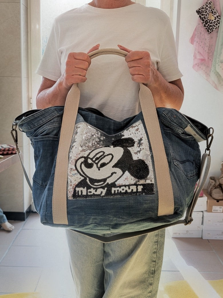 XL Mickey Mouse Jeanstasche mit  Jeans Patches, Knöpfen, Hosentaschen – das perfekte Accessoire für Strand und Alltag. Statement-Piece mit Nostalgie Charakter.
