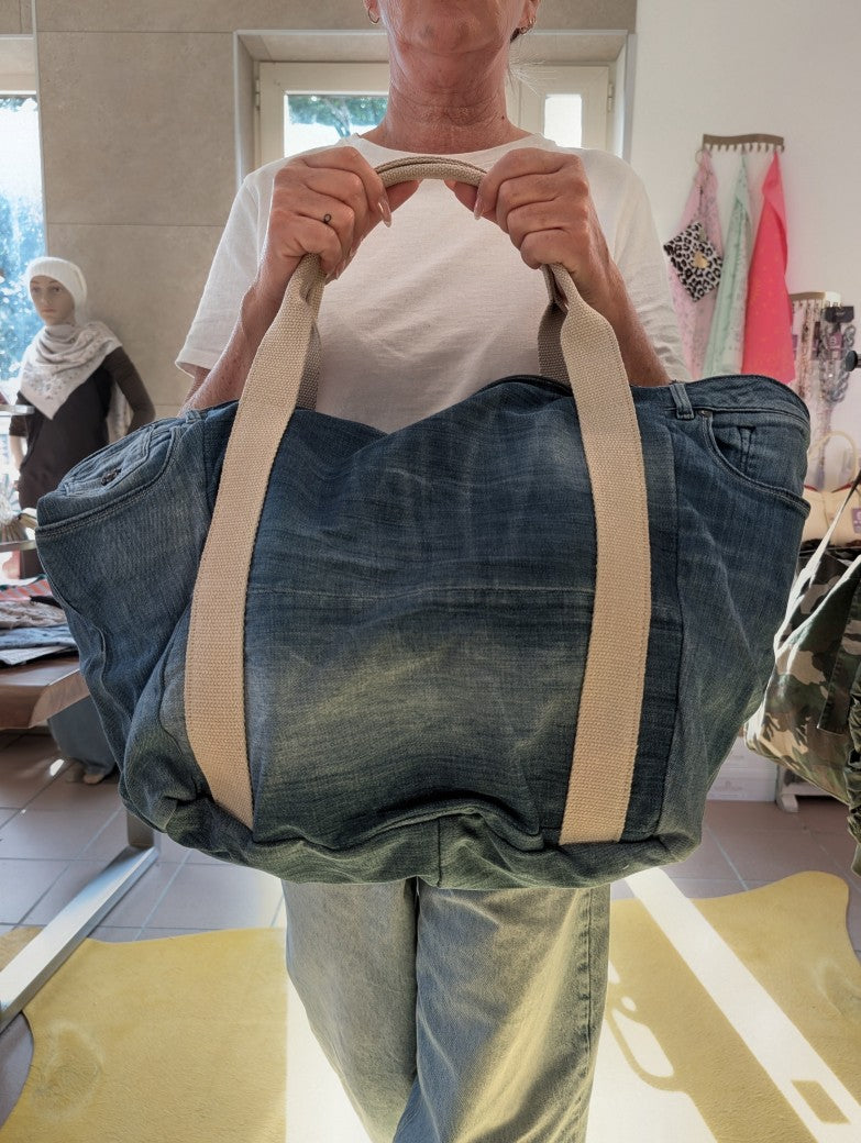 XL Mickey Mouse Jeanstasche mit  Jeans Patches, Knöpfen, Hosentaschen – das perfekte Accessoire für Strand und Alltag. Statement-Piece mit Nostalgie Charakter.