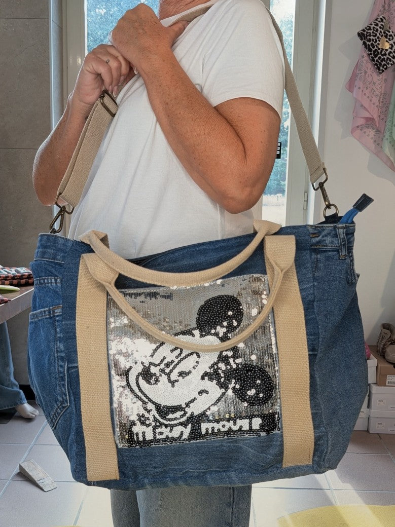XL Mickey Mouse Jeanstasche mit Jeans Patches, Knöpfen, Hosentaschen – das perfekte Accessoire für Strand und Alltag. Statement-Piece mit Nostalgie Charakter.