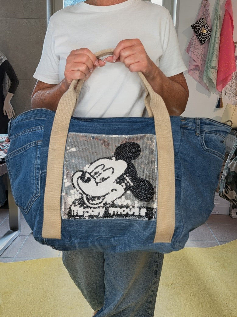 XL Mickey Mouse Jeanstasche mit Jeans Patches, Knöpfen, Hosentaschen – das perfekte Accessoire für Strand und Alltag. Statement-Piece mit Nostalgie Charakter.