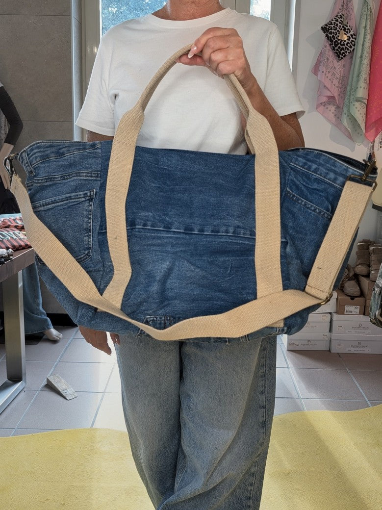 XL Mickey Mouse Jeanstasche mit Jeans Patches, Knöpfen, Hosentaschen – das perfekte Accessoire für Strand und Alltag. Statement-Piece mit Nostalgie Charakter.