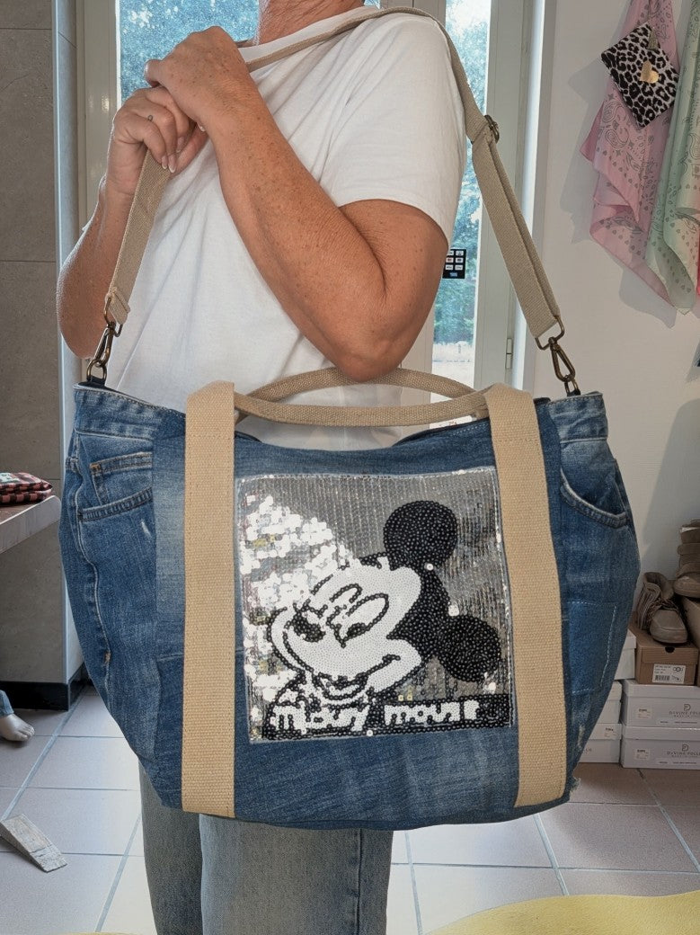 XL Mickey Mouse Jeanstasche mit Jeans Patches, Knöpfen, Hosentaschen – das perfekte Accessoire für Strand und Alltag. Statement-Piece mit Nostalgie Charakter.