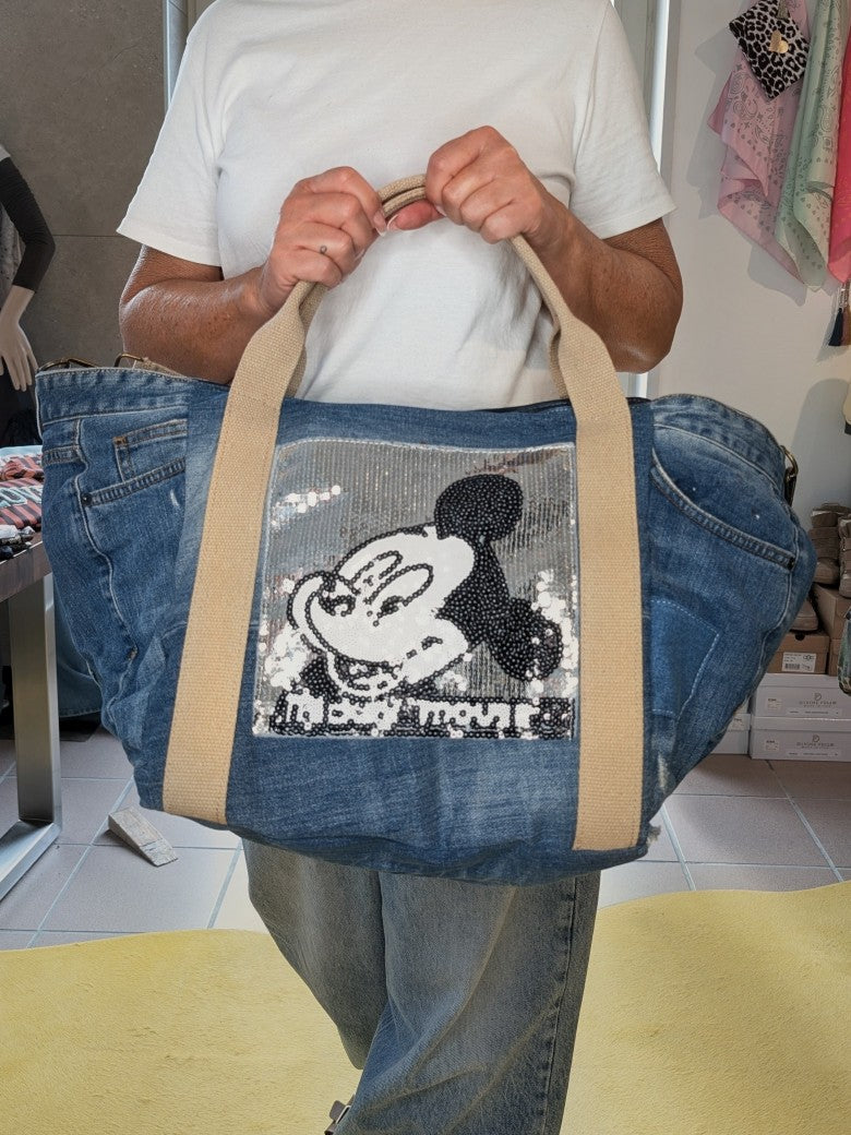 XL Mickey Mouse Jeanstasche mit Jeans Patches, Knöpfen, Hosentaschen – das perfekte Accessoire für Strand und Alltag. Statement-Piece mit Nostalgie Charakter.