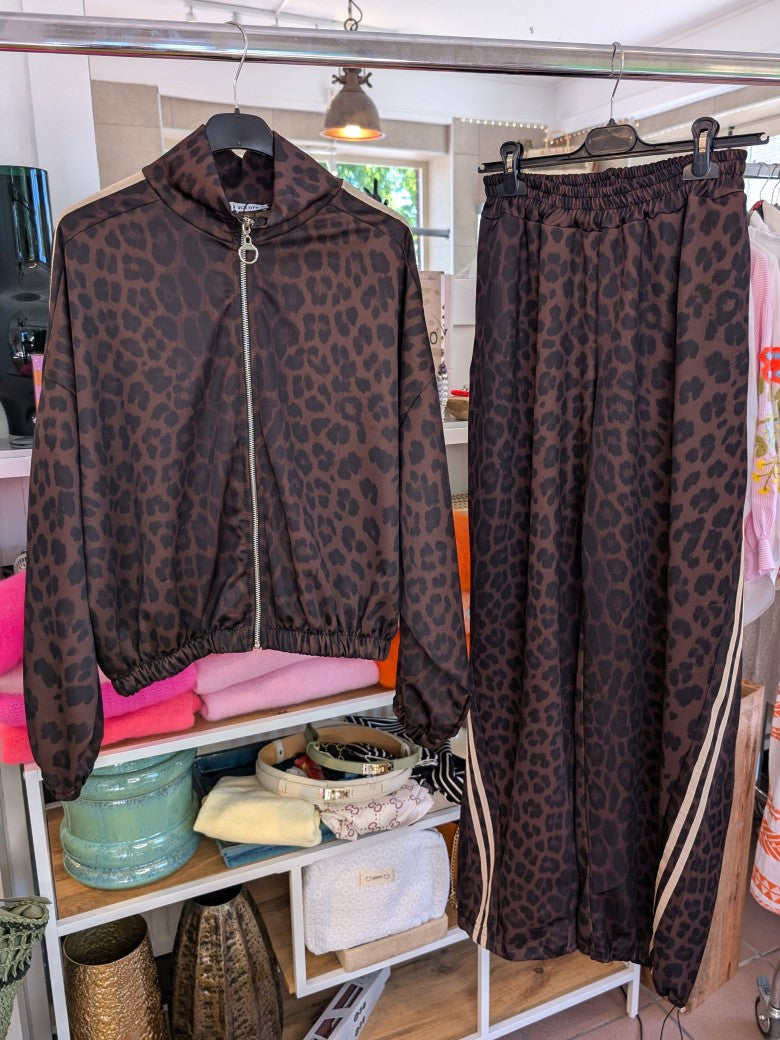 Komfort und Style mit dem trendigen Jogginganzug von CHANCE OFF in Braun mit markantem Leo Muster Schwarz und dynamischen Streifen in Beige - für entspannte Tage!