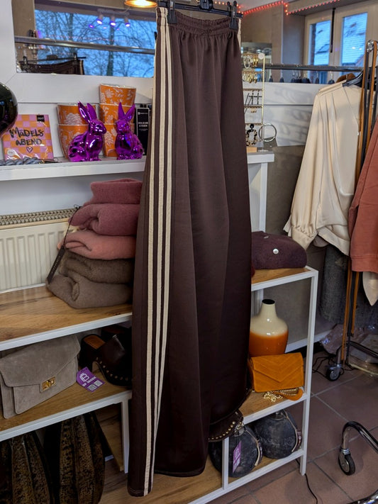 Erlebe Komfort und Style mit der trendigen Jogginghose von CHANCE OFF in Coffee Braun mit den markanten dynamischen drei Streifen in Beige - für entspannte Tage!