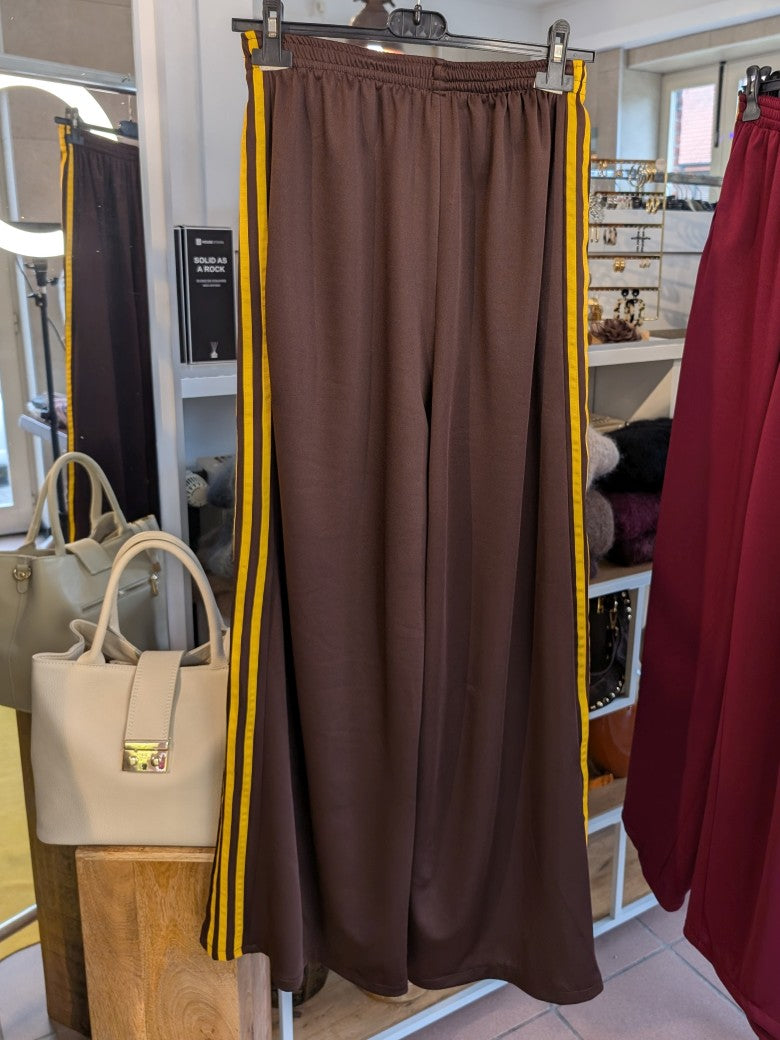 Erlebe Komfort und Style mit der trendigen Jogginghose von CHANCE OFF in Coffee Braun mit den markanten dynamischen drei Streifen in Gelb - für entspannte Tage!