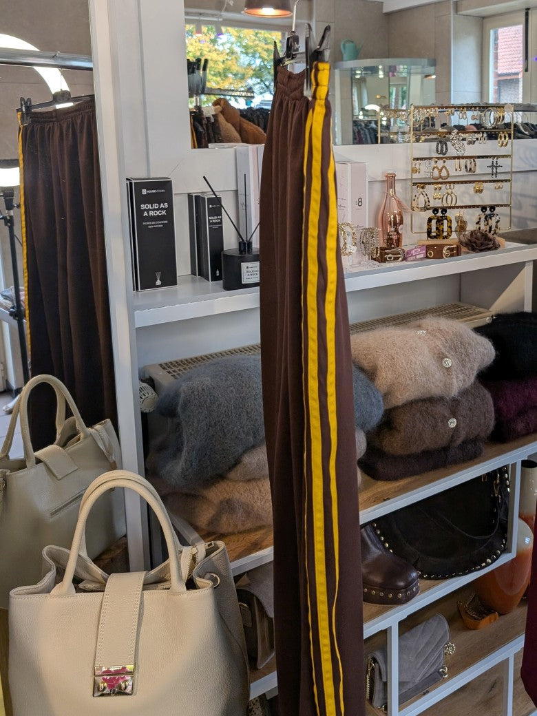 Erlebe Komfort und Style mit der trendigen Jogginghose von CHANCE OFF in Coffee Braun mit den markanten dynamischen drei Streifen in Gelb - für entspannte Tage!