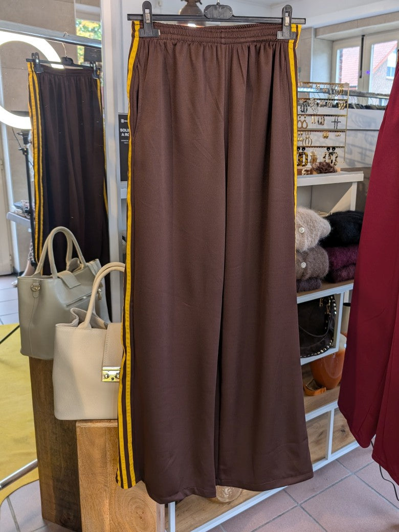 Erlebe Komfort und Style mit der trendigen Jogginghose von CHANCE OFF in Coffee Braun mit den markanten dynamischen drei Streifen in Gelb - für entspannte Tage!