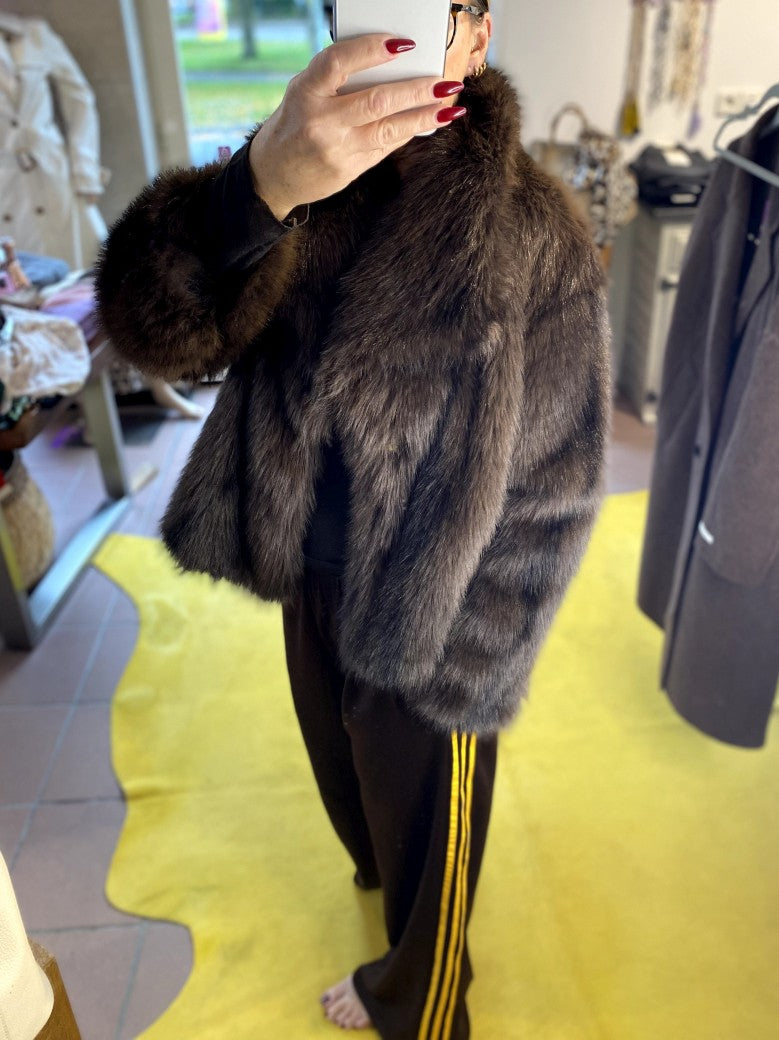 Erlebe Komfort und Style mit der trendigen Jogginghose von CHANCE OFF in Coffee Braun mit den markanten dynamischen drei Streifen in Gelb - für entspannte Tage!