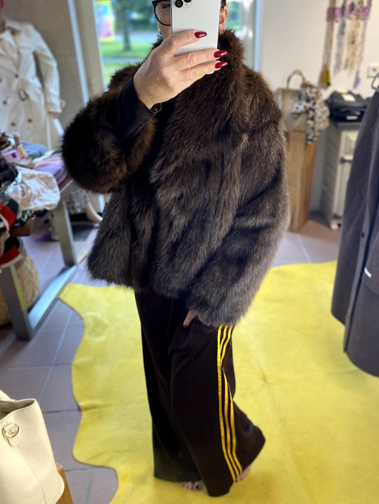 Erlebe Komfort und Style mit der trendigen Jogginghose von CHANCE OFF in Coffee Braun mit den markanten dynamischen drei Streifen in Gelb - für entspannte Tage!