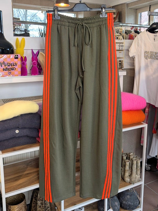 Erlebe Komfort und Style mit der trendigen Jogginghose von LUMINA in Khaki Grün mit den markanten dynamischen drei Streifen in Neon Orange - für entspannte Tage!