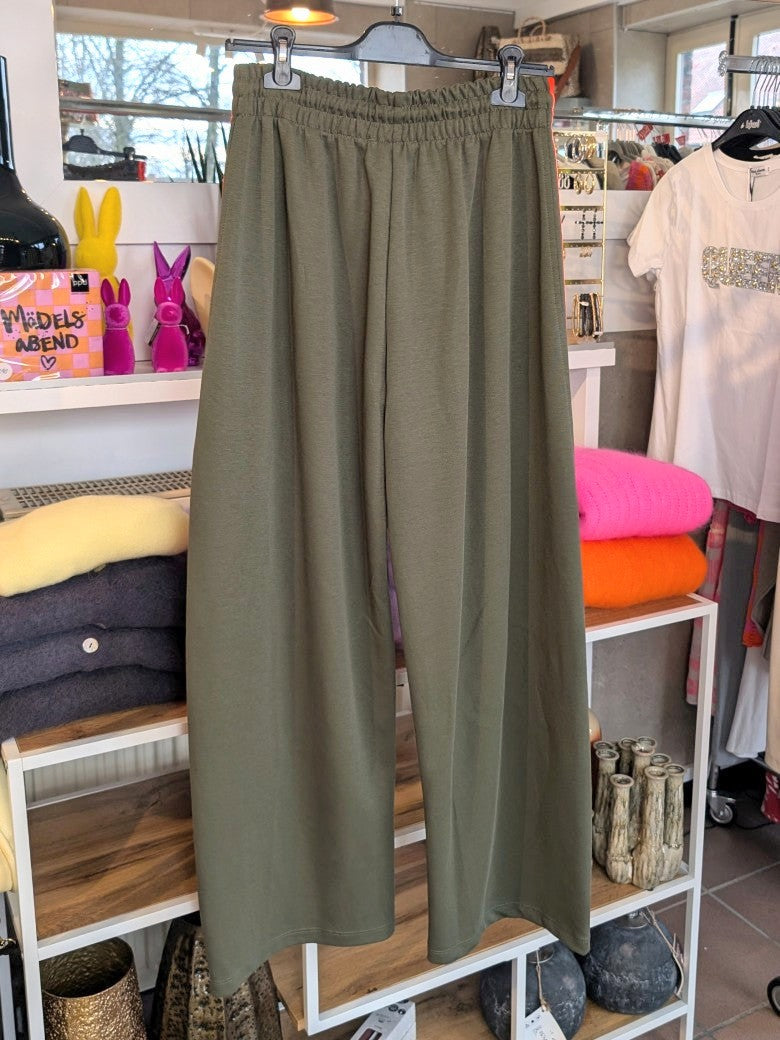 Erlebe Komfort und Style mit der trendigen Jogginghose von LUMINA in Khaki Grün mit den markanten dynamischen drei Streifen in Neon Orange - für entspannte Tage!