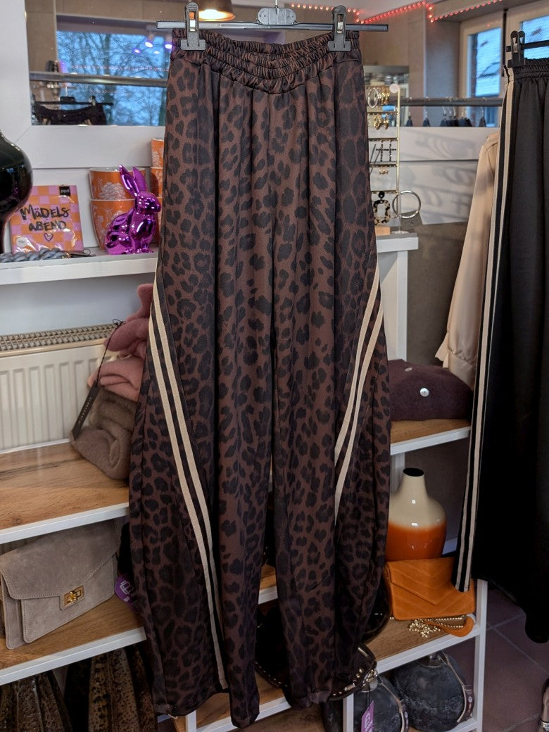 Komfort und Style mit der trendigen Jogginghose von CHANCE OFF in Braun mit markantem Leo Muster Schwarz und dynamischen Streifen in Beige - für entspannte Tage!