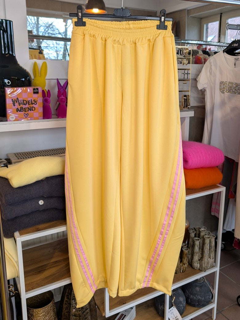 Komfort und Style mit der trendigen Jogginghose von CHANCE OFF in Butter Yellow Gelb mit dynamischen Streifen in Rosa - für entspannte Tage!