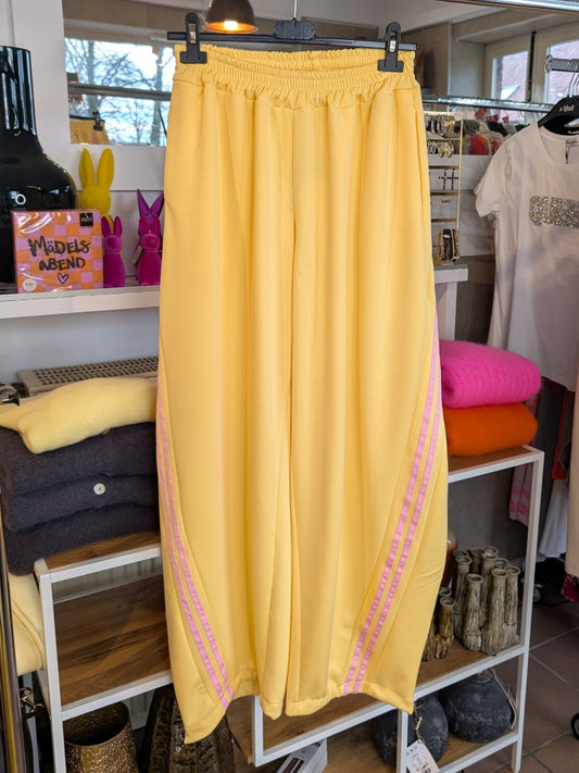 Komfort und Style mit der trendigen Jogginghose von CHANCE OFF in Butter Yellow Gelb mit dynamischen Streifen in Rosa - für entspannte Tage!