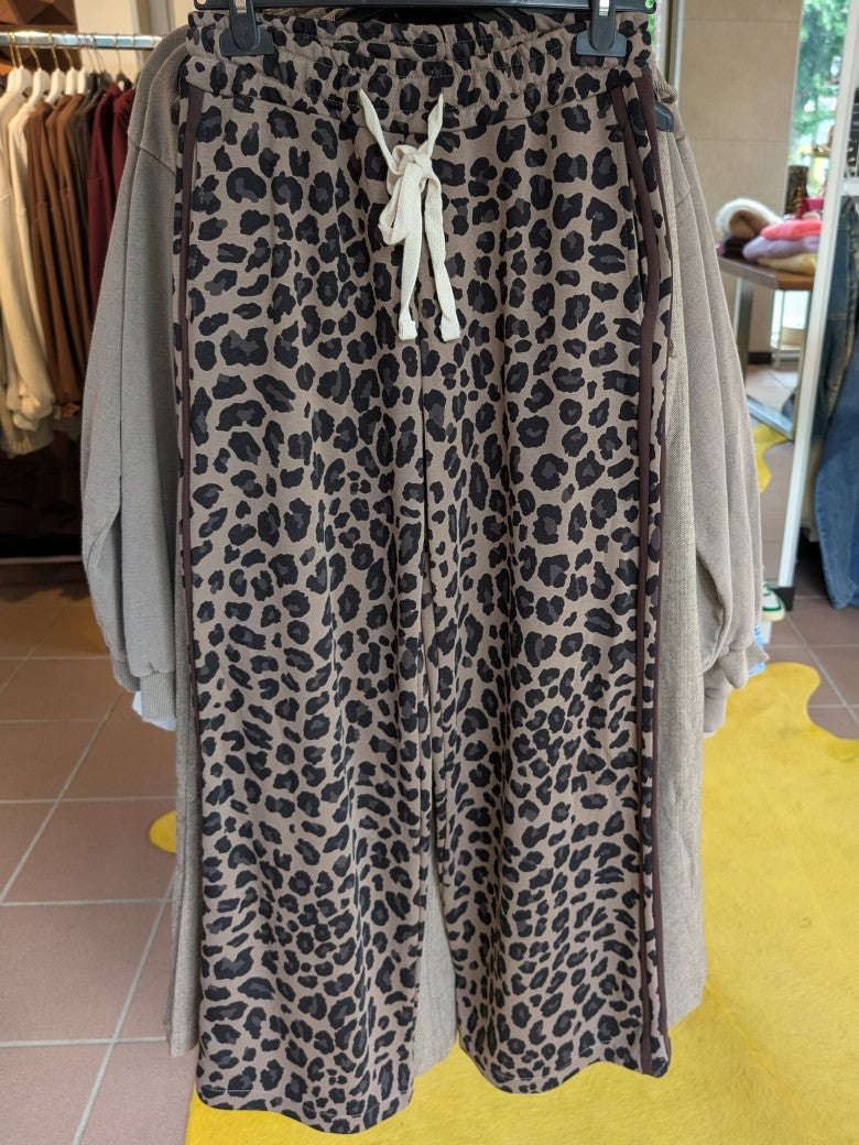 Erlebe Komfort und Stil mit der Jogginghose Leo von CHOICE in warmem Beige mit Braun, Grau und Schwarz - setze modische Akzente mit unserem passenden Sweatshirt!