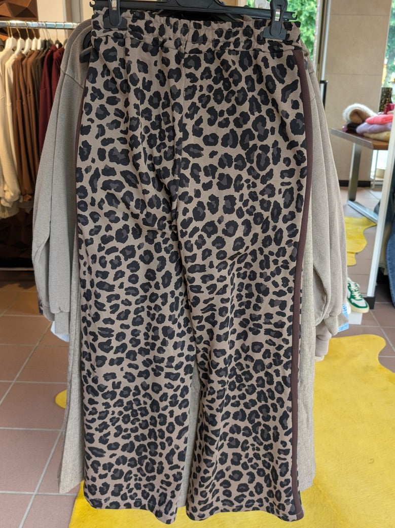 Erlebe Komfort und Stil mit der Jogginghose Leo von CHOICE in warmem Beige mit Braun, Grau und Schwarz - setze modische Akzente mit unserem passenden Sweatshirt!