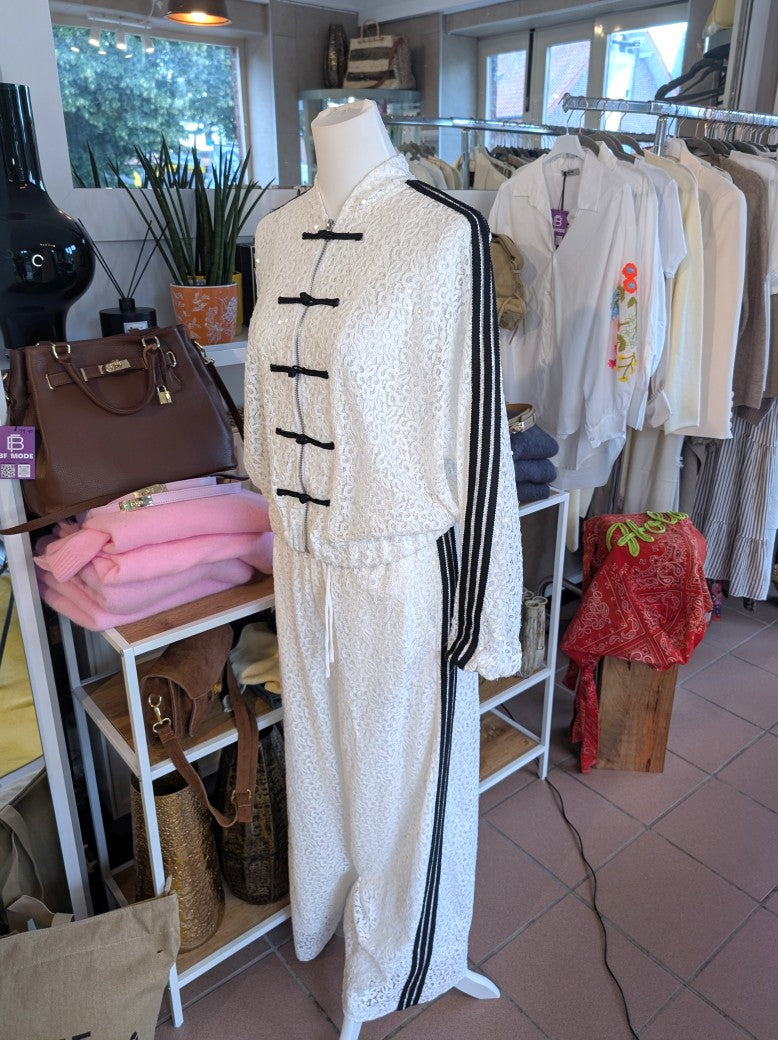 Exklusive Hose von LUMINA mit raffinierten feinen Spitzen- und Pailletten-Details, veredelt durch 3 schwarze Streifen. Statement-Piece für selbstbewusste Looks!